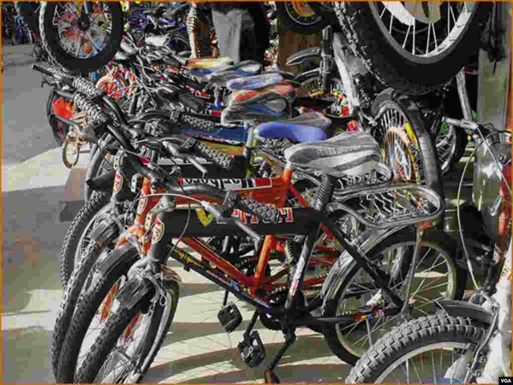 کراچی کی سائیکل مارکیٹ، دکان کے باہر سائکلیں فروخت کیلئے رکھی ہوئی ہیں