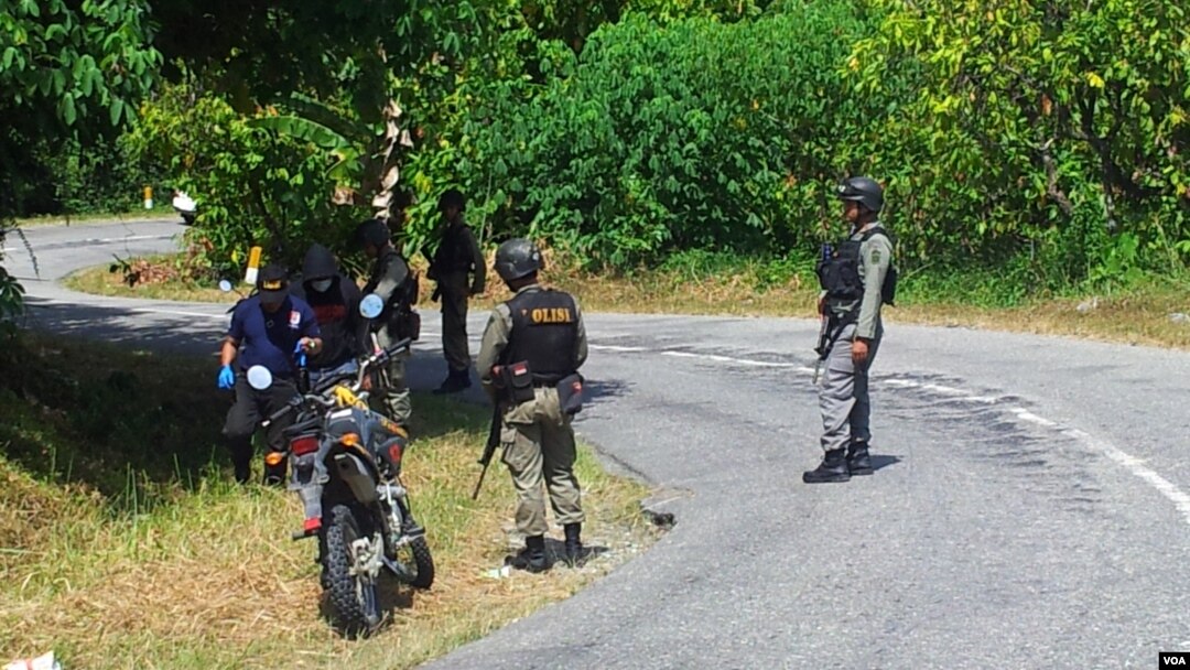 Polisi militer di Poso, Sulawesi Tengah. Menurut polisi, masih banyak buronan teroris bersembunyi di hutan. (Foto: Dok)