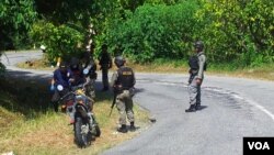 Polisi militer di Poso, Sulawesi Tengah. Menurut polisi, masih banyak buronan teroris bersembunyi di hutan. (Foto: Dok)