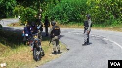 Brimob mengawal ketat pelaksanaan pra-rekonstruksi di lokasi kejadian penembakan tim Brimob di Poso, Sulawesi Tengah (VOA/YoanesLitha)