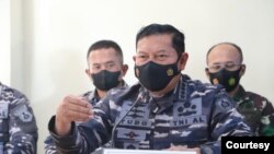 Navy Chief Yudo Margono talks to the media on the retrieval of items from the missing KRI Nanggala sub, at Ngurah Rai Military Air Base in Bali, Indonesia, April 24, 2021. (Courtesy: Indonesian military via VOA's Indonesian Service)