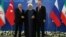 El presidente de Irán, Hassan Rouhani, centro, participa de una cumbre junto a sus homólogos de Rusia, Vladimir Putin, izquierda y de Turquía, Tayyip Erdogan, derecha. 