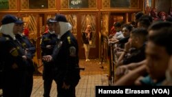 Le taux de harcèlement sexuel contre les femmes et les filles est tellement élevé en Egypte que celles qui vont seules au cinéma sont gardées derrière des clôtures par des policières au centre-ville du Caire, 15 juin 2018 (Photo H. Elrasam/VOA)