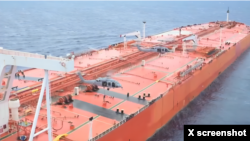 نیروهای نظامی آمریکا در حال فرود آمدن از بالگرد به عرشه نفتکش تیفانی به منظور توقیف و جست‌و‌جوی این شناور تحریم‌شده جمهوری اسلامی (سه‌شنبه ۱ اردیبهشت) 