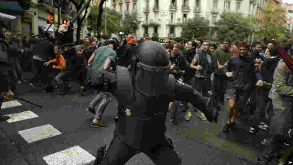 La tension monte en Catalogne entre indépendantistes et forces de l'ordre, le 1er octobre 2017.