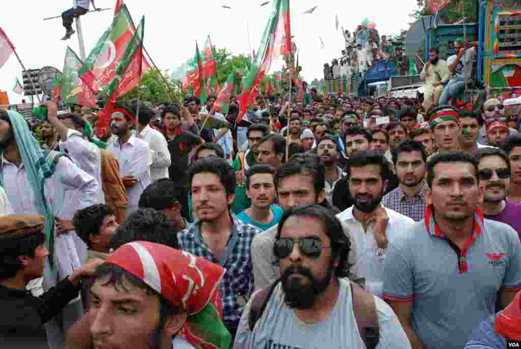 تحریک انصاف کے حامی مقامی رہنماؤں کا خطاب سن رہے ہیں