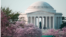 Los cerezos frente al monumento a Jefferson en la capital del país.