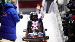 打破历史记录的美国冬奥冠军埃拉娜·迈耶斯·泰勒接受VOA专访，谈她摘得奥运金牌的非凡征程