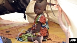 Un enfant assis dans une tente dans un camp au village de Kidjendi, près Diffa, le 19 juin 2016 après que des familles ont fui les attaques menées par Boko Haram à Bosso. 