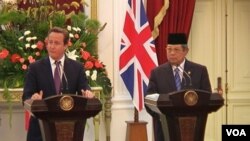 Presiden Susilo Bambang Yudhoyono melakukan jumpa pers bersama PM Inggri David Cameron di Jakarta (11/4)