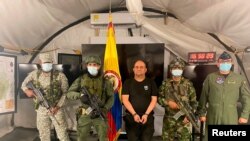 Dairo Antonio Usuga David, alias "Otoniel", máximo líder del clan del Golfo, posa para una foto escoltado por militares colombianos luego de ser capturado, en Necoclí, Colombia el 23 de octubre de 2021.