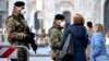Italijanski vojnici sa medicinskim maskama na trgu Duomo, u Milanu, 24. februara 2020. Najmanje 190 ljudi u severnoj Italiji bilo je pozitivno na testu na COVID-19 virus, a četvoro je preminulo. (Foto: AP)