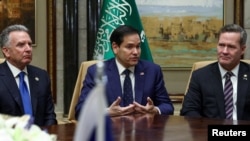 El secretario de Estado de EEUU, Marco Rubio, el asesor de Seguridad Nacional, Mike Waltz, y el enviado de EEUU para Oriente Medio, Steve Witkoff, hablan en Riad, Arabia Saudita, el 18 de febrero de 2025.