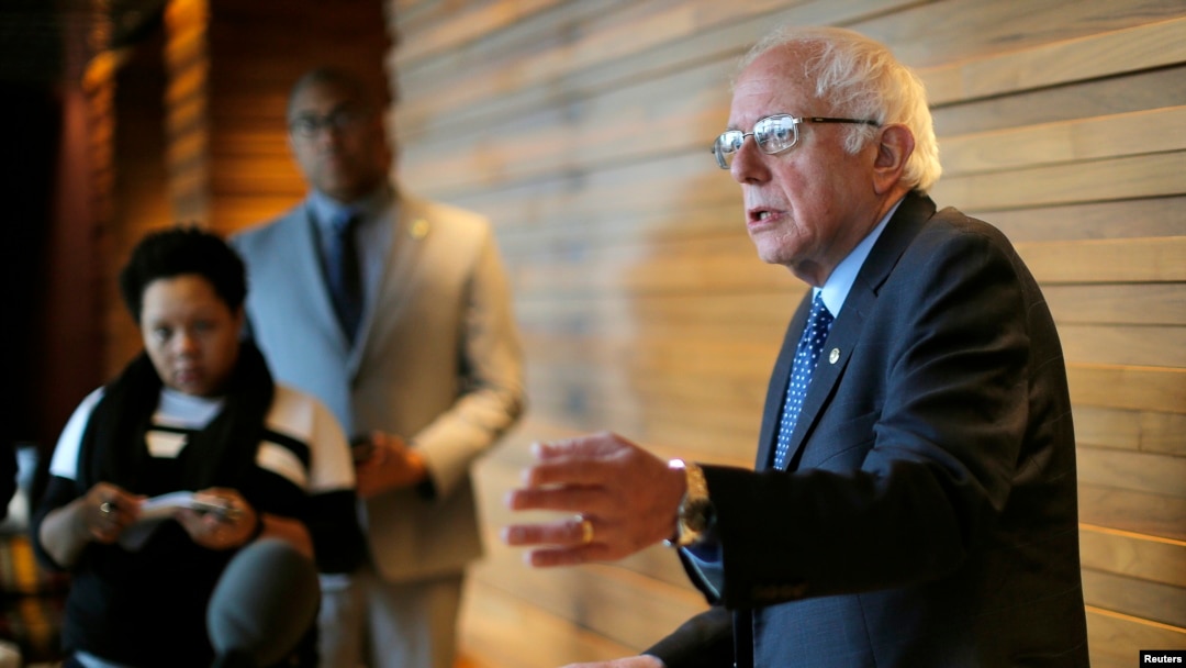 Ứng cử viên thổng thống của Đảng Dân chủ, Thượng nghị sĩ Bernie Sanders trao đổi với các phóng viên ở New York, ngày 8 tháng 4 năm 2016.