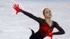 Atlet figure skating asal Rusia Kamila Valieva beraksi dalam pertandingan kategori beregu di Olimpiade Musim Dingin 2022, di Stadion Indoor Beijing, pada 7 Februari 2022. (Foto: Reuters/Evgenia Novozhenina)