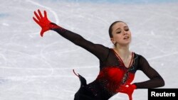 Atlet figure skating asal Rusia Kamila Valieva beraksi dalam pertandingan kategori beregu di Olimpiade Musim Dingin 2022, di Stadion Indoor Beijing, pada 7 Februari 2022. (Foto: Reuters/Evgenia Novozhenina)