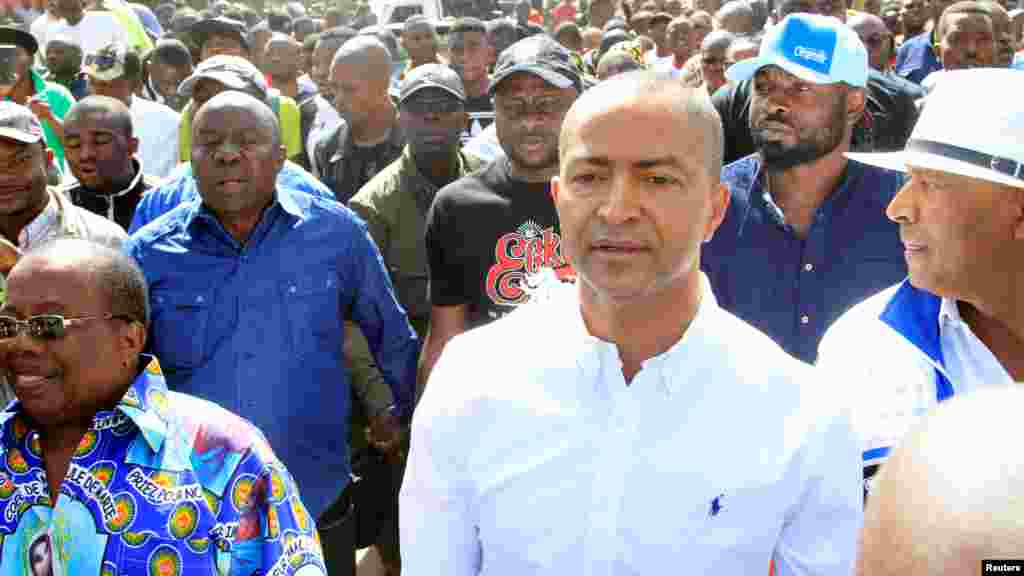 En tête de ses partisans, Moïse Katumbi se dirige vers le bureau du procureur où il doit être attendu sur les allégations de recrutement, à Lubumbashi, 9 mai 2016. 