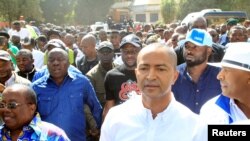 Moïse Katumbi, candidat déclaré à la succession du président Joseph Kabila, marche avec ses partisans vers le palais de justice pour une audience, à Lubumbashi, RDC, 9 mai 2016.