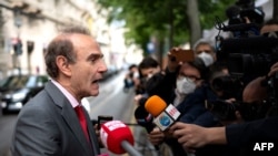 엔리케 모라 유럽연합 대외관계청 사무부총장은 19일 오스트리아 빈에서 기자들의 질문에 답하고 있다.