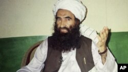 Esta foto de archivo muestra a Jalaluddin Haqqani, quien fundó la red que hoy el Departamento de Estado busca calificar como terrorista.