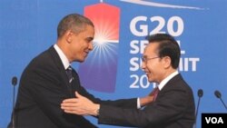 Presiden AS Barack Obama berjabat tangan dengan President Korsel Lee Myung-bak dalam KTT G-20 di Seoul, November 2010. Lee akan berkunjung ke Washingtong bulan depan.