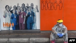 (ARCHIVOS) En esta foto de archivo tomada el 3 de agosto de 2020, se muestra a un trabajador de la salud tomando un descanso frente al Hospital General, en Medellín, Colombia, el 3 de agosto de 2020, en medio de la pandemia de COVID-19.