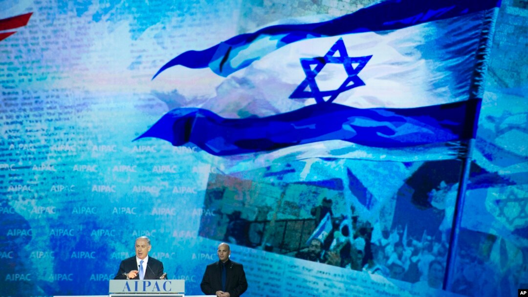El primer ministro israelí, flanqueado por un guarda espaldas, habla ante el Comité de Asuntos Públicos Israel-Estados Unidos (AIPAC) en Washington.