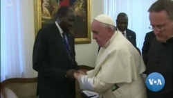 Le pape François embrasse les pieds des dirigeants rivaux du Soudan du Sud