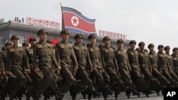 Pasukan tentara Korea Utara dalam parade militer di Pyongyang untuk memperingati hari jadi negara itu yang ke-65, 9 September 2013. (AP/Kim Kwang Hyon)