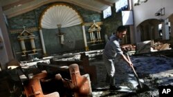 Gradjani čiste jednu crkvu u Taklobanu oštećenu tajfunom Haijan, na Filipinima