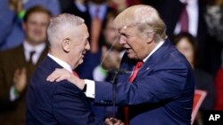 El general retirado James Mattis (izquierda) es el elegido por el presidente electo, Donald Trump, para secretario de Defensa.