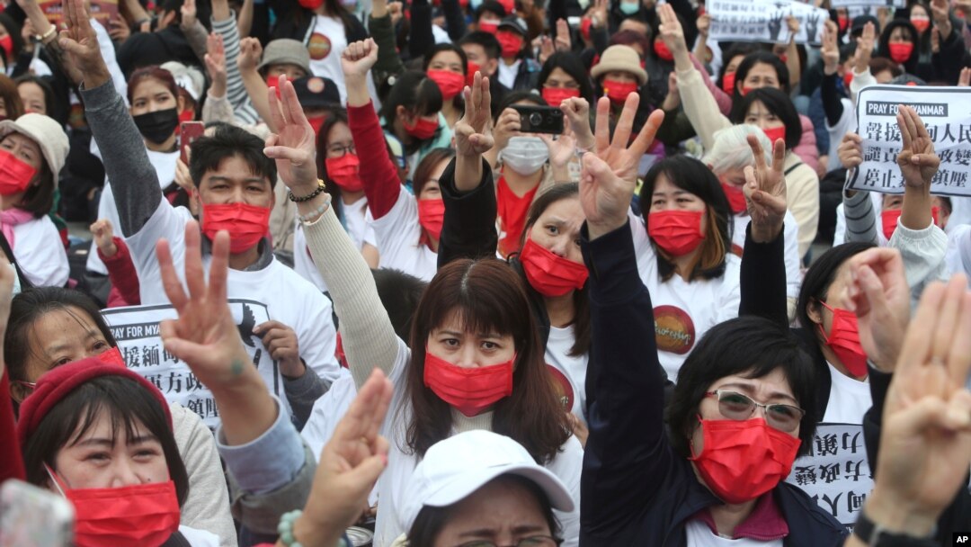 Warga negara Myanmar mengacungkan salam tiga jari tanda perlawanan dalam demonstrasi di Liberty Square di Taipei, Taiwan, 21 Maret 2021. 