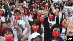 Warga negara Myanmar mengacungkan salam tiga jari tanda perlawanan dalam demonstrasi di Liberty Square di Taipei, Taiwan, 21 Maret 2021. 