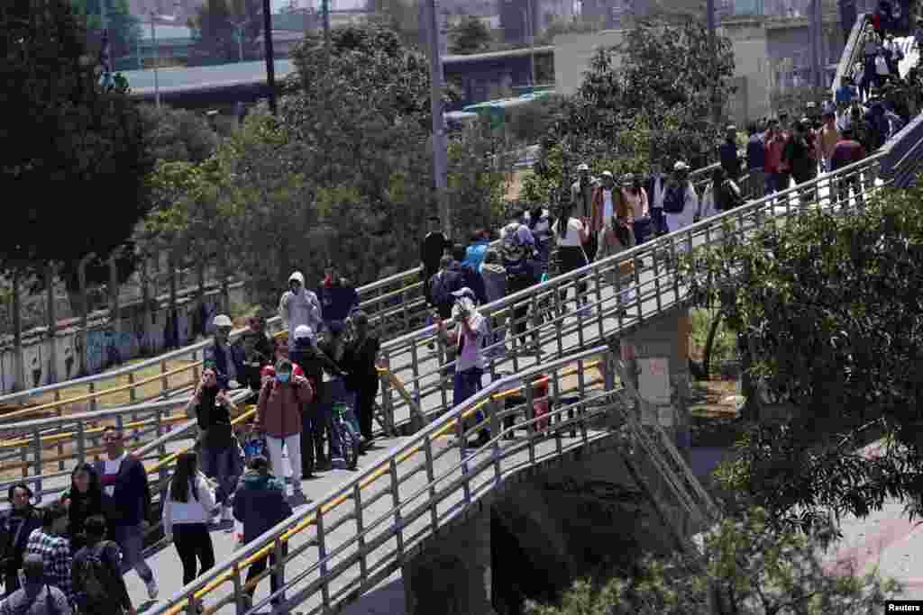 Las principales ciudades de&nbsp;Colombia&nbsp;como Bogotá, Medellín, Cali y Bucaramanga permanecían aisladas el miércoles por los bloqueos de las carreteras y sus alcaldes advirtieron sobre un riesgo de desabastecimiento de alimentos y combustibles.