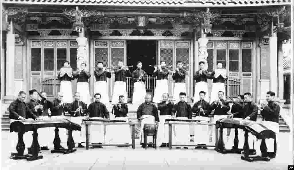 老照片回顾：美国之音中文广播70年