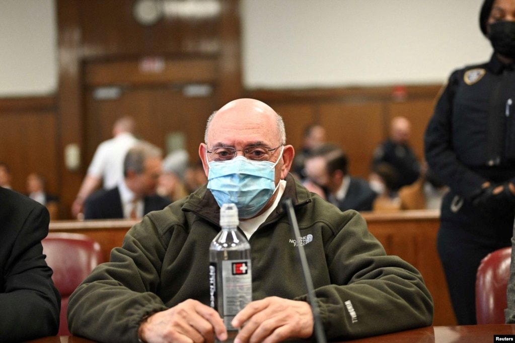 前特朗普集团首席财务官韦塞斯贝格在纽约市曼哈顿区的纽约州最高法院出庭听候量刑裁决。(2023年1月10日)(photo:VOA)