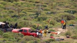 Miembros de un equipo de rescate trabajan en un sitio donde se encontraron tres cadáveres en el estado de Baja California, donde se reportó la desaparición de un turista estadounidense y dos australianos, en la Bocana, México, 3 de mayo de 2024. REUTERS/Francisco Javier Cruz