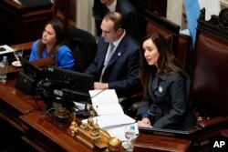 Wakil Presiden dan Presiden Senat Argentina Victoria Villaruel memberikan pernyataan sebelum memberikan suara penentu dalam pemungutan suara sebuah RUU, di Buenos Aires, Argentina, Rabu, 12 Juni 2024. (Foto: Natacha Pisarenko/AP Photo)