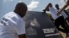 Haitianos colocan un retato del mandatario asesinado, Novenel Moise, en las afueras del Palacio Presidencial en Puerto Príncipe, capital de Haití, el 14 de julio de 2021.