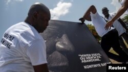 Haitianos colocan un retato del mandatario asesinado, Novenel Moise, en las afueras del Palacio Presidencial en Puerto Príncipe, capital de Haití, el 14 de julio de 2021.