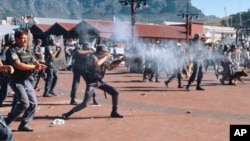 La police intervient lors d'une fusillade au Cap, Afrique du Sud, 3 novembre 1996.