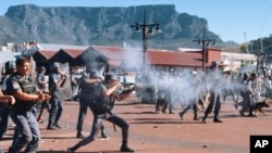 La police intervient lors d'une fusillade au Cap, Afrique du Sud, 3 novembre 1996.