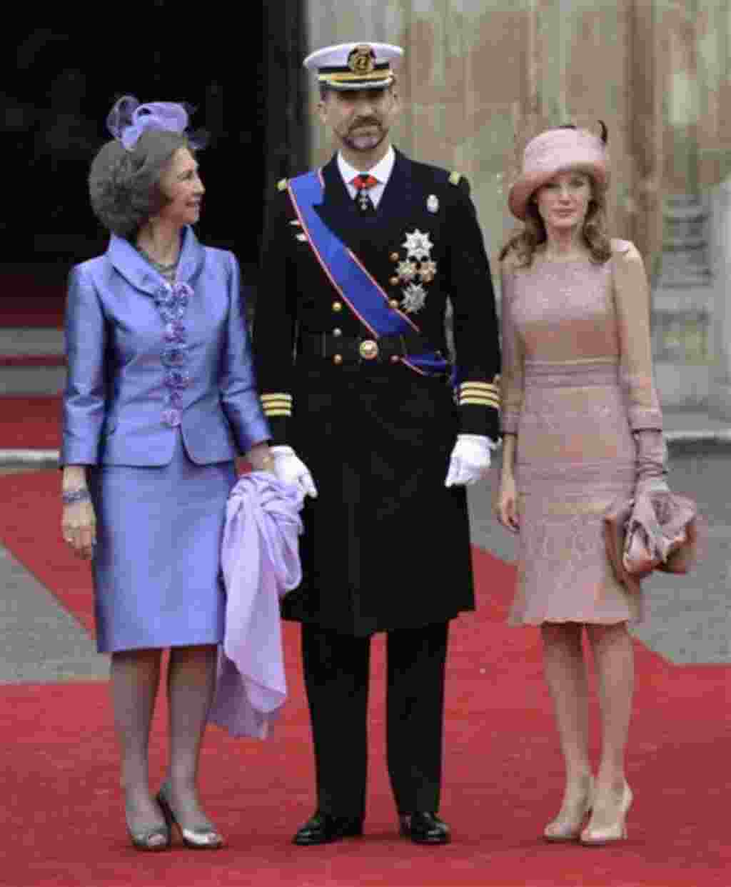 El príncipe Felipe de España junto a la princesa Letizia y a la reina Sofía de España (izquierda) fuera de la Abadía de Westminster.