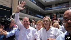 El candidato presidencial, Edmundo González, junto a su esposa e hija el día de las elecciones. 