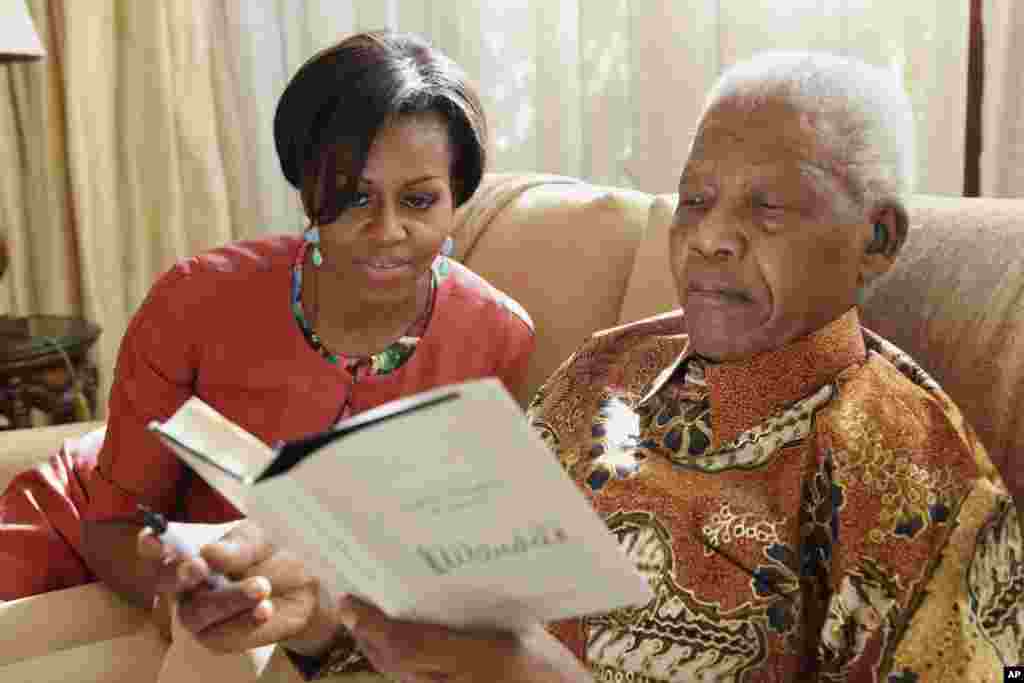 Primeira Dama, Michele Obama, com Nelson Mandela durante a sua visita à África do Sul, em Junho de 2011