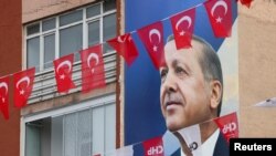 Фото: передвиборчий плакат президента Туреччини Реджепа Ердогана перед виборами 14 травня, Анкара. 