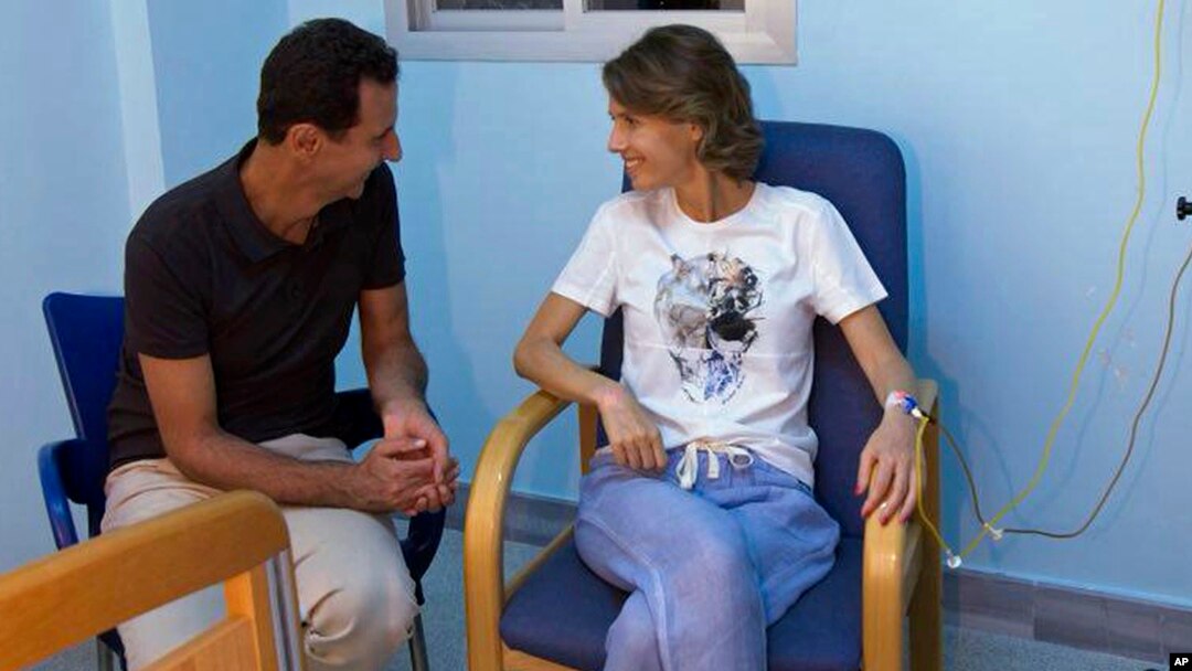 Presiden Suriah Bashar Assad (kiri) berbicara dengan istrinya, ibu negara Asma Assad yang tampaknya sedang dalam perawatan di sebuah rumah sakit (foto: ilustrasi).