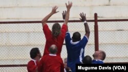 The SSBL Warriors in red and the Shalina Sharks compete in the first-ever rugby match in South Sudan over the weekend of March 9-10, 2013.(VOA/Mugume Davis)