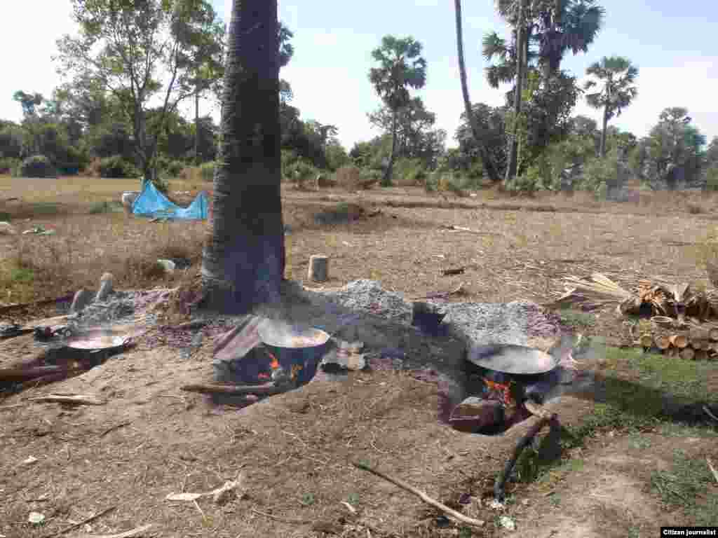 ນໍ້າຕານສົດ ເອົາລົງມາຈາກຕົ້ນ ແລ້ວເອົາມາຕົ້ມ ແລະຂ້ຽວໃຫ້ຂຸ້ນ ເພື່ອເຮັດເປັນກ້ອນ.