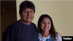 El presidente de Bolivia, Evo Morales, y su hija Evaliz Morales Alvarado, quien dejó Bolivia en la madrugada del sábado.